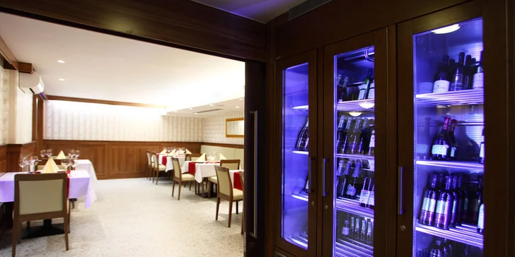 Bohaté čtyřchodové menu pro dvě osoby. Šťavnatý US flank steak nebo mořský vlk, domácí ravioli, drůbeží vývar i lahodný crème brûlée jako dezert.