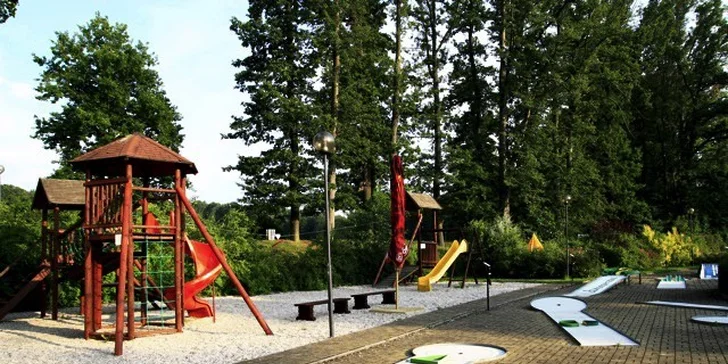 Minigolf u zámku Kozel pro 2-4 osoby