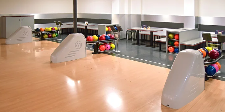 Najdete tu 6 profesionálních drah značky Brunswick i dětské mantinely, díky kterým si mohou zakoulet i ti nejmenší. 