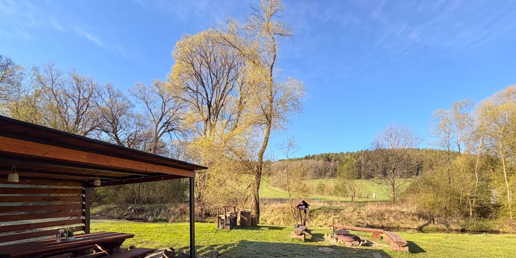 K domku patří pergola a zahrada s ohništěm. 