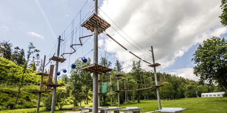 Vyzkoušet si můžete i lanový park či obří houpačku.