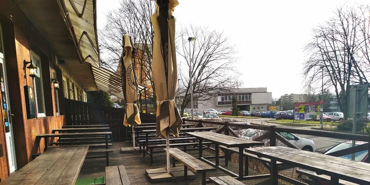 Za teplého počasí nabízí restaurace i venkovní posezení.