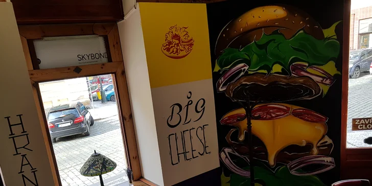 Z Karlova náměstí to sem budete mít jen kousek. 