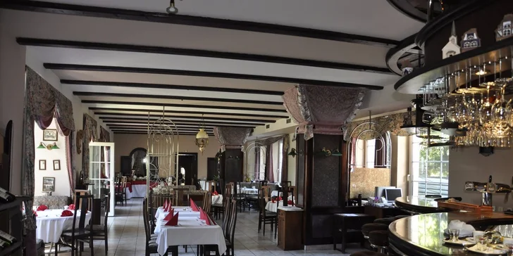 V hotelové restauraci si vychutnáte snídaně i večeře.
