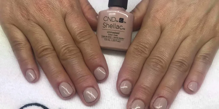 Shellac se nanáší jako klasický lak, není potřeba žádné pilování či broušení.