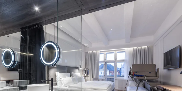 Zařízené jsou designovým nábytkem a doplňky. Koupelna je prosklená a je v ní vana se sparkling systémem. 