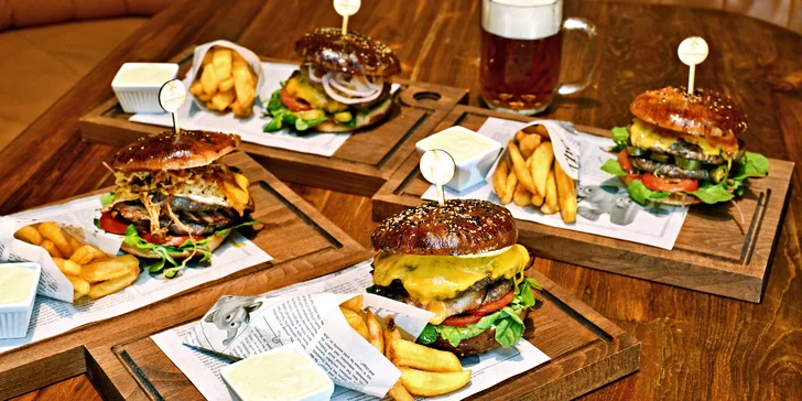 XL burger s 300 g hovězího masa, hranolky i pivo v The Dutch Pub