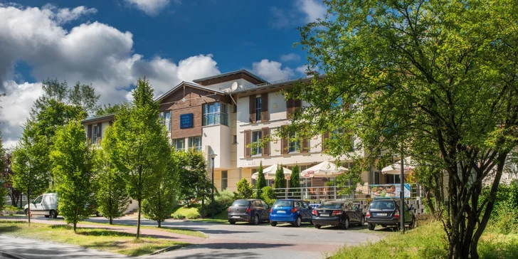 Hotel stojí nedaleko nádraží, výlety tak budou hračka.