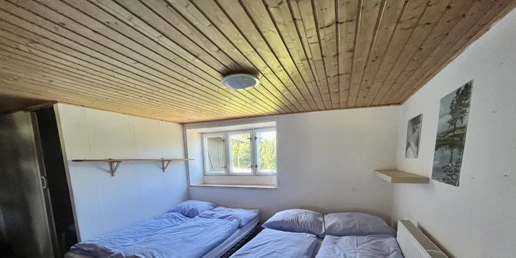 Pokoje v přízemí mají společné sociální zařízení.