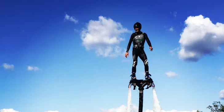 Na flyboardu se můžete vznést až do výšky 9 metrů.