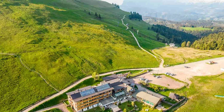 V ceně máte kartu výhod, která vám zajistí bezplatnou dopravu městskými autobusy, regionálními vlaky i lanovkami. 