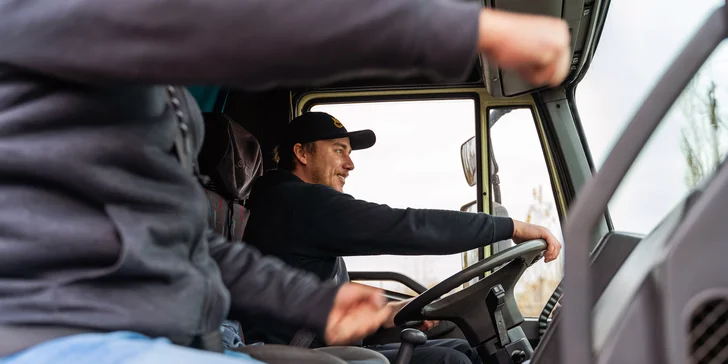 Čekají vás nejen všechny jízdní úkony a manipulace – rozjezdy, zastavení, couvání, ale také si můžete vyzkoušet ovládání všech prvků vozidla.