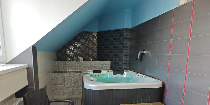 Ve wellness vás zahřeje sauna, vířivka, infrasauna i Kneippův chodník. 