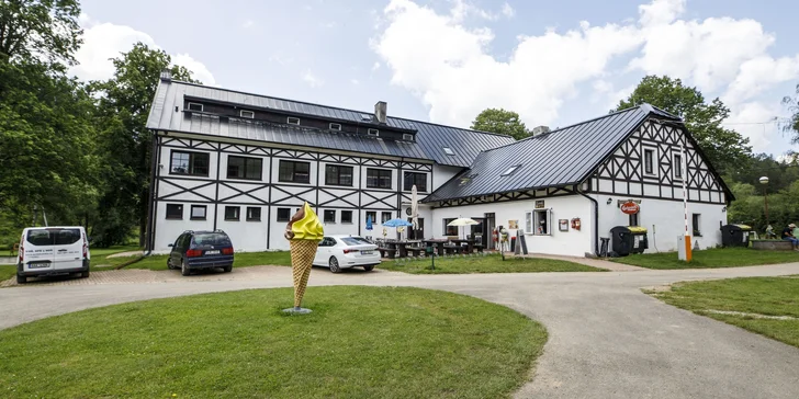 Vybrat si můžete ubytování v pokojích v hlavní budově.