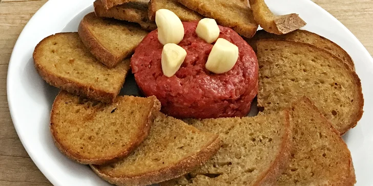 Skvělá pochoutka: 500 g tataráku z roštěnce a k němu topinek, kolik sníte