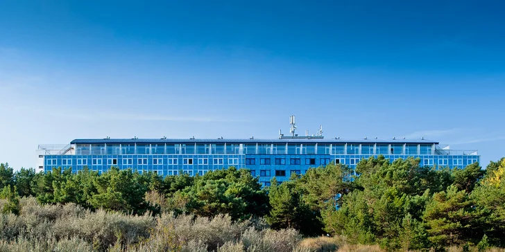 Hotel sa nachádza priamo na širokej piesočnatej pláži.