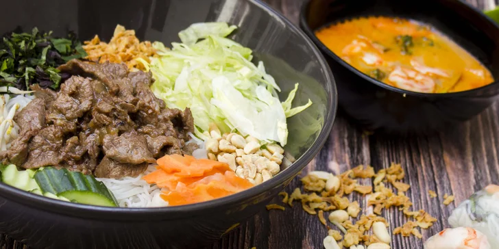 Vietnamské menu: smažené závitky, polévka pho i rýžové nudle s masem