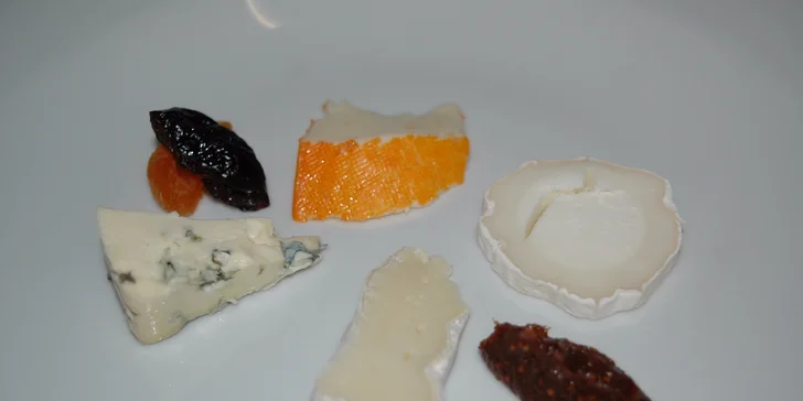 Sýrové jednohubky si namočte ve fíkovém chutney. Zamlaskáte blahem.
