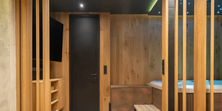 Malé SPA má infrasaunu, moderní vířivku, sprchu, odpočinkovou relax zónu s hvězdným nebem a TV a také relaxační pokoj s velkou postelí.