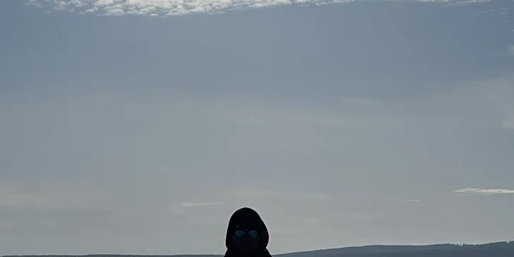V zime si môžete na zamrznutom jazere zahrať hokej.