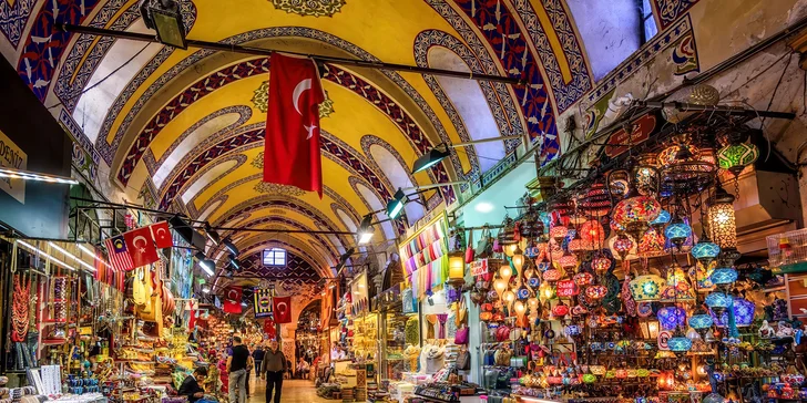 Vyrazte také na legendární tržiště Grand Bazar, kde najdete nabídku ručně tkaných koberců, šperků, keramiky i koření. 
