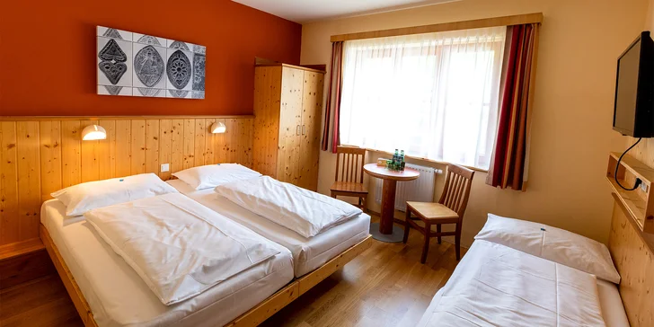 Ubytujete se v jednoduchých 2lůžkových pokojí, případně v rodinném pokoji pro 3–4 osoby. 