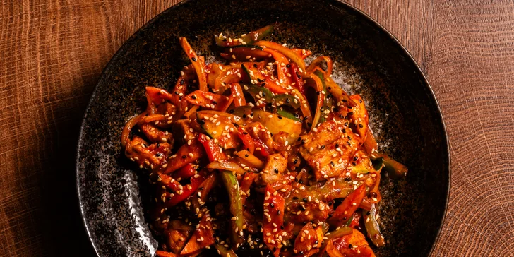 Japchae (korejské skleněné nudle) a jeyuk bokkeum (restovaný bůček se zeleninou a pikantní omáčkou)