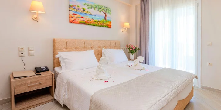 Ubytujete se ve 4* hotelu Robolla Beach Aparthotel.