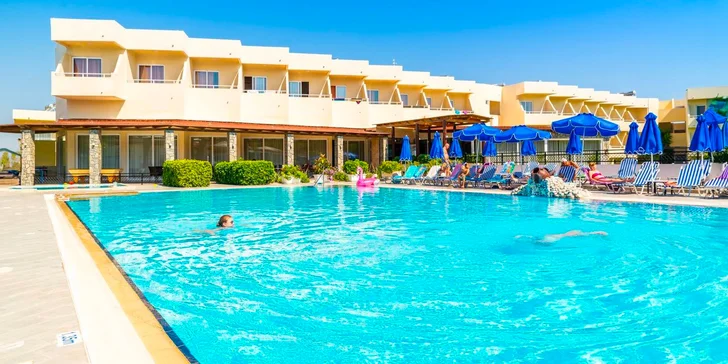 U hotelu jsou bazény. 