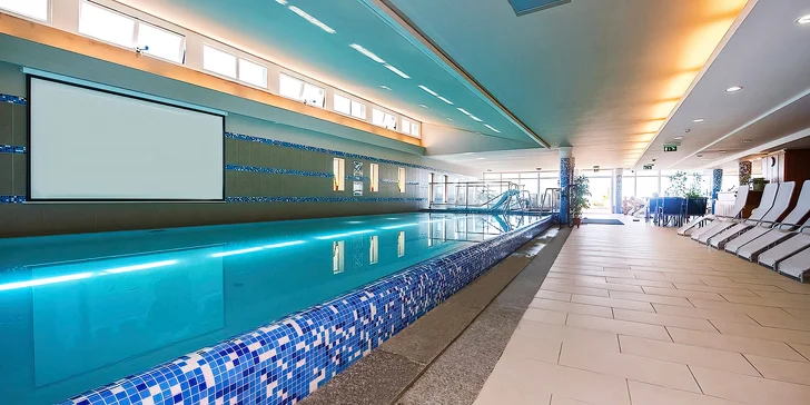 Vnitřní plavecký bazén a dětský bazének zvou k příjemnému relaxu. 