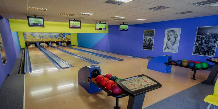 Zahrajte si bowling na štyroch dráhach.