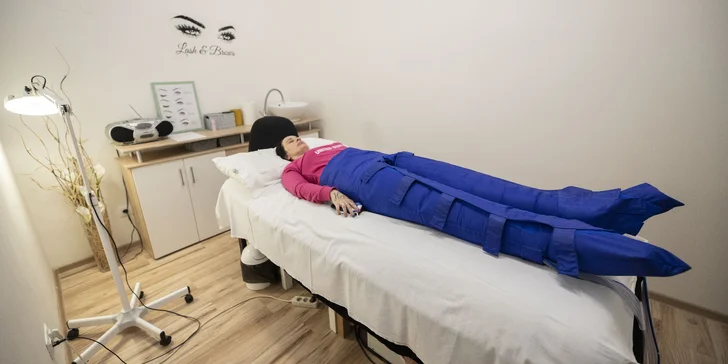 Ve Studiu Bona Dea se s pomerančovou kůží, tukovými polštářky i otoky vypořádáte s přístrojovou lymfodrenáží.
