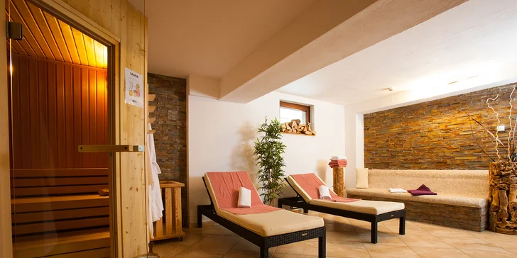 Ve wellness je bazén, finská a rodinná sauna, infrakabina a tepidárium. 