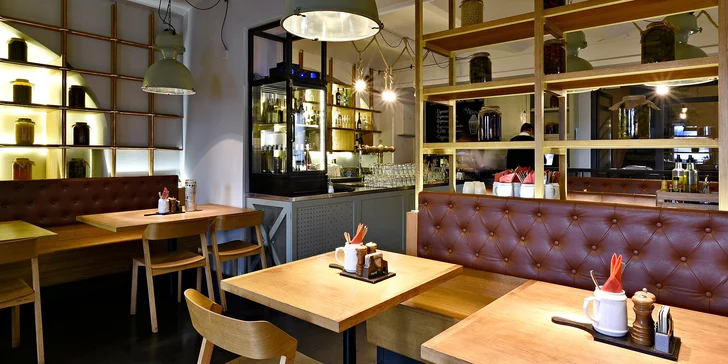 Restaurace sídlí v historické budově, interiér je ale moderní.