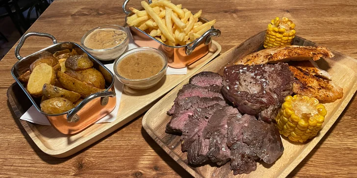 Steakové prkno pro dva: hanger, fillet, rib eye či varianta s kuřecím masem, včetně příloh a dezertu