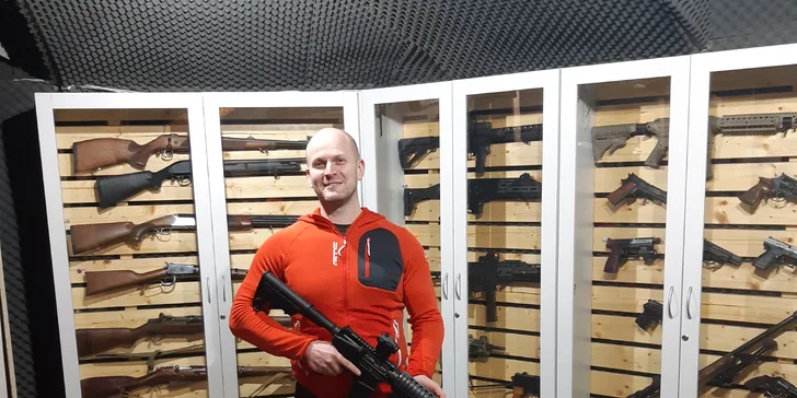 Pohled na část zbraní. Mají jich opravdu hodně. Až vám budou oči přecházet.