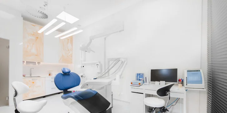 Součástí dospělé dentální hygieny je i vyčištění pigmentových skrvn metodou air flow.