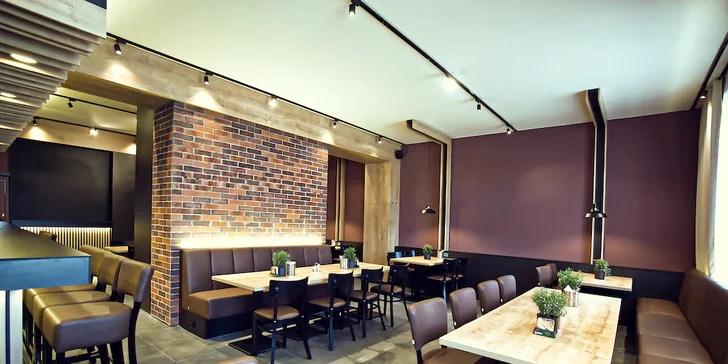 Místní restaurace Praha je vyhlášená domácí českou kuchyní, jako je svíčková na smetaně s knedlíkem nebo vepřové koleno.