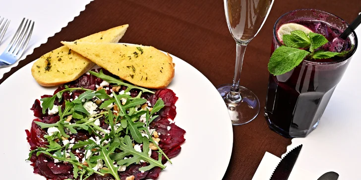 Carpaccio z hovězí svíčkové se podává s bazalkovým pestem, kapary, rukolou a parmezánem. Nebo jako předkrm zvolíte carpaccio z červené řepy?