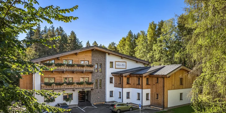 Hotel Roklina leží priamo pri lese, len pár krokov od najznámejších turistických trás.