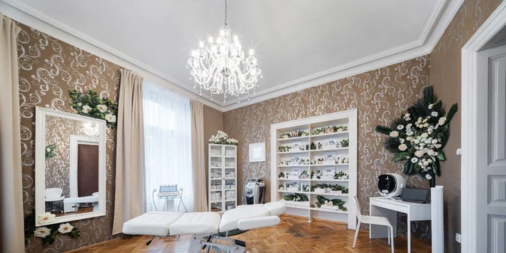 Salon se nachází v centru města na nábřeží.