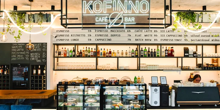 Vás tu čeká snídaně výběrem z 5 druhů: tři vejce připravená podle výběru, vaječná omeleta, vafle s oreo, ovesná kaše nebo bagel s uzeným lososem.