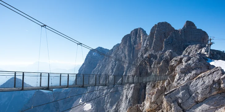 V případě zájmu se projdete po nejvyšším visutém mostu v Rakousku o délce cca 100 m, ze kterého se vám otevřou další výhledy na vrcholky Alp i do hloubky 400 m pod ním.