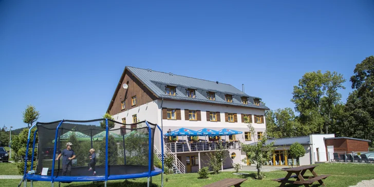 Venku je zas potěší trampolína.