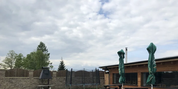 I děti si tu vyhrají - k dispozici mají třeba trampolínu.