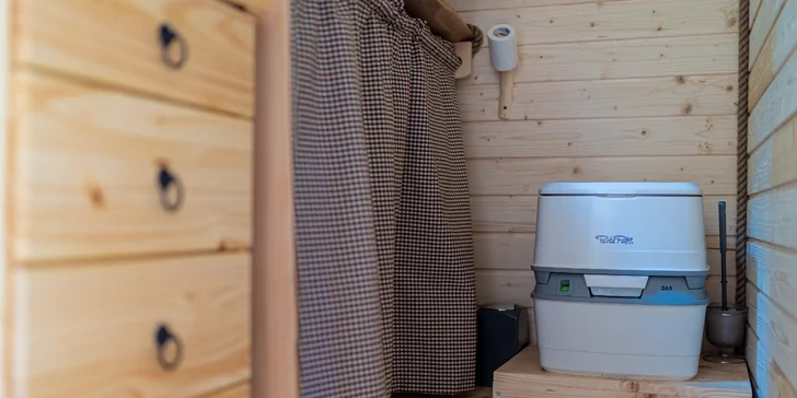 K dispozícii je samostatná toaleta a umývadlo so zásobníkom čistej vody, ktorá vystačí na 3 dni. 