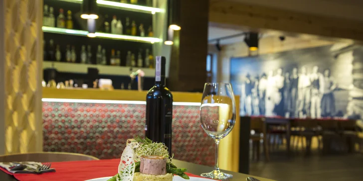 Snídaně i večeře se podávají formou bufetu. Kuchaři vaří místní speciality z regionálních produktů. 
