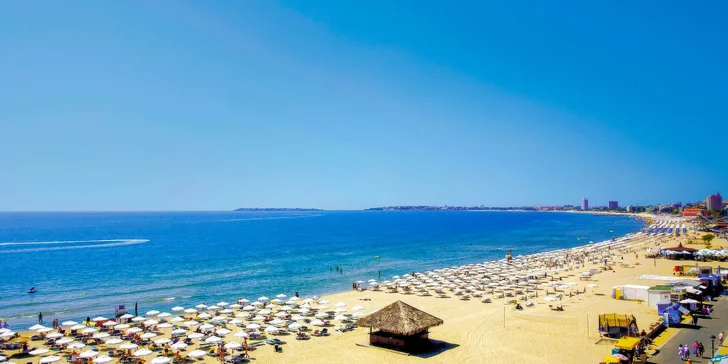 Resort trůní přímo u písečné pláže.