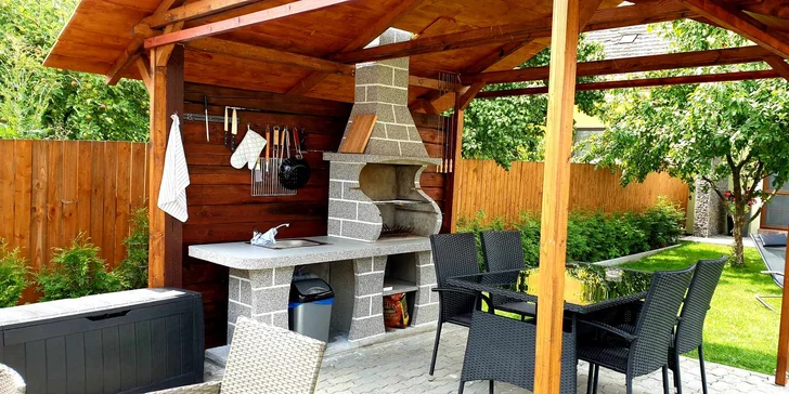 U apartmánů je venkovní zastřešená terasa, kde je možnost grilovat (za příznivého počasí).