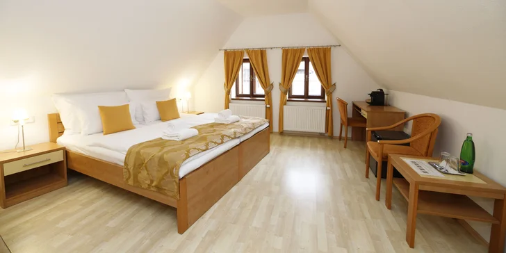 Romantika v Krumlově kousek od zámku: Deluxe pokoj či apartmán s lahví sektu, možnost snídaně